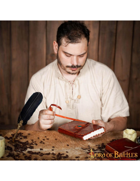 Diário medieval com capa de couro e...