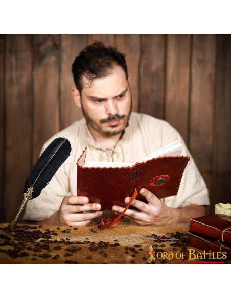 Diário medieval com capa de couro e...