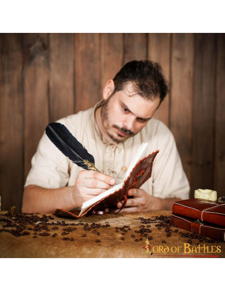 Diário medieval com capa de couro e...