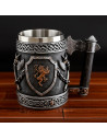 Xícara medieval ornamental em resina com design de machados e escudos