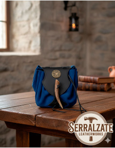 Bolsa limosneira medieval de couro modelo Coração, cor azul