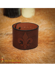 Bracelete medieval em couro com design em relevo de flor...