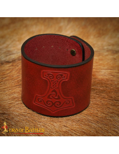 Bracelete medieval em couro com design em relevo do...