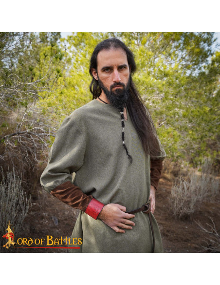 Bracelete medieval em couro com...