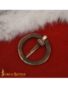 Broche medieval nórdico em forma de anel com incisões,... 2