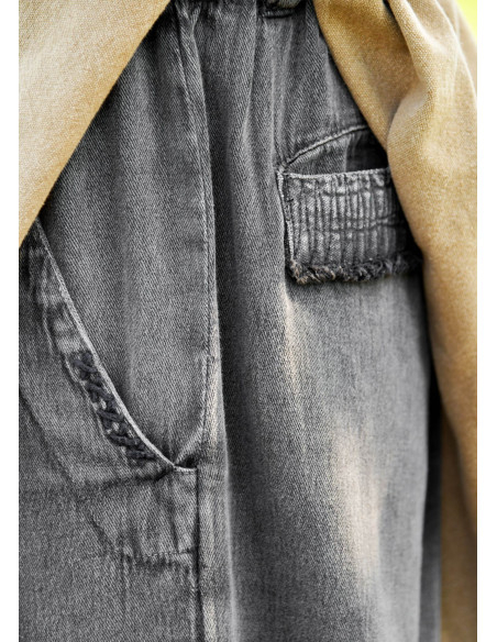 Calças medievais desgastadas modelo...