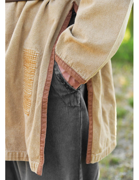 Túnica medieval bege-marrom...