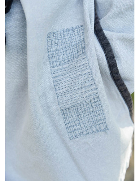 Túnica medieval cinza desgastada...