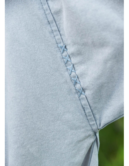 Túnica medieval cinza desgastada...