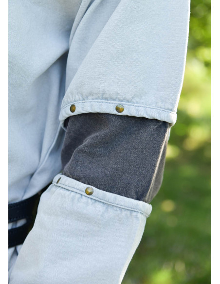 Túnica medieval cinza desgastada...