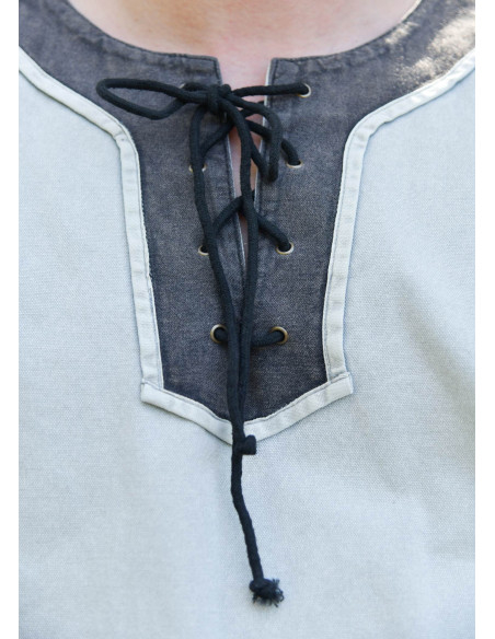 Túnica medieval cinza desgastada...