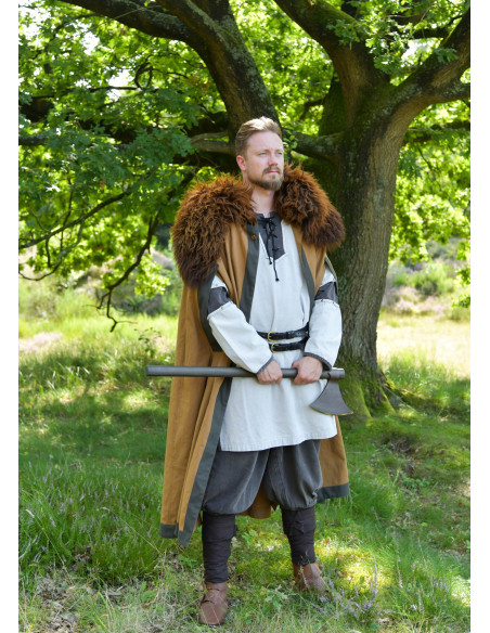 Túnica medieval cinza desgastada...