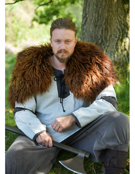 Túnica medieval cinza desgastada...