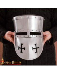 Capacete de cavaleiro templário do século XIII, com forro...