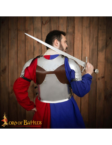 Cota de malha medieval em aço e couro