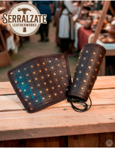 Braceletes medievais reforçados Evan em marrom