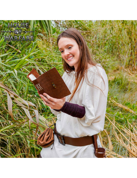 Diário medieval com capa de couro...