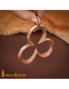 Pingente medieval em bronze design amuleto Trevo