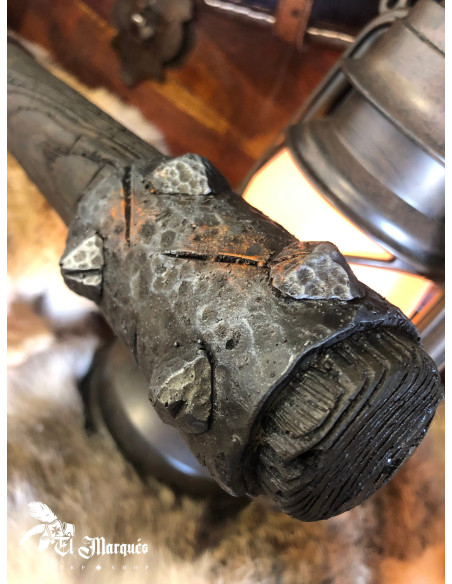 Porra armada com cabeça de martelo...