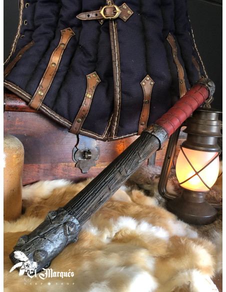 Porra armada com cabeça de martelo...