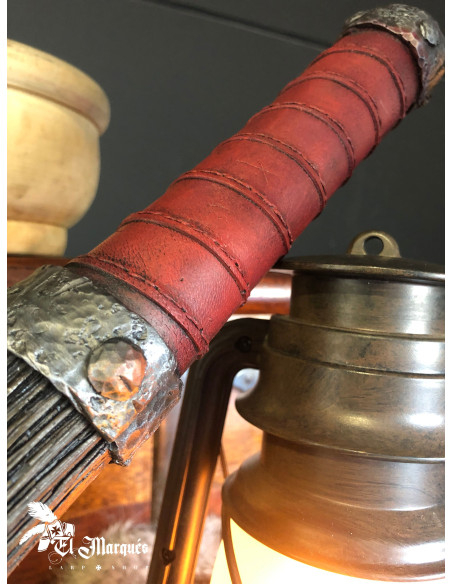 Porra armada com cabeça de martelo...