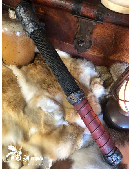 Porra armada com cabeça de martelo...