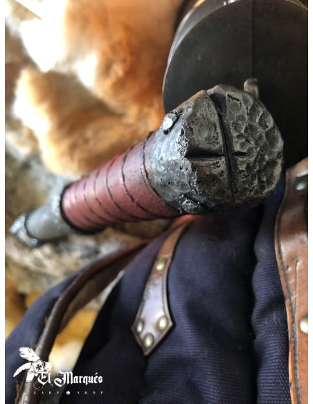 Porra armada com cabeça de martelo...