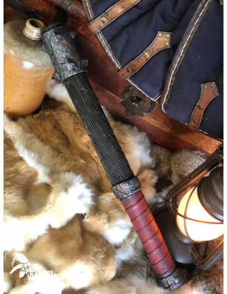 Porra armada com cabeça de martelo...