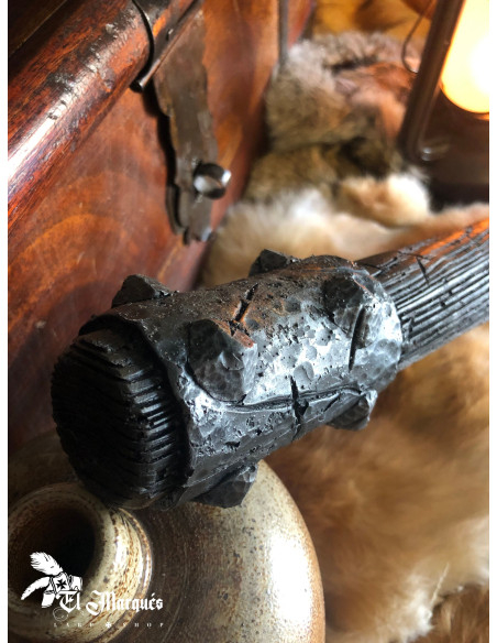 Porra armada com cabeça de martelo...