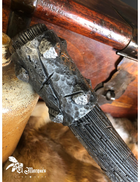 Porra armada com cabeça de martelo...