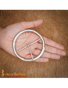 Fivela medieval redonda em prata (8,2 cm)