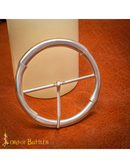 Fivela medieval redonda em prata (8,2...