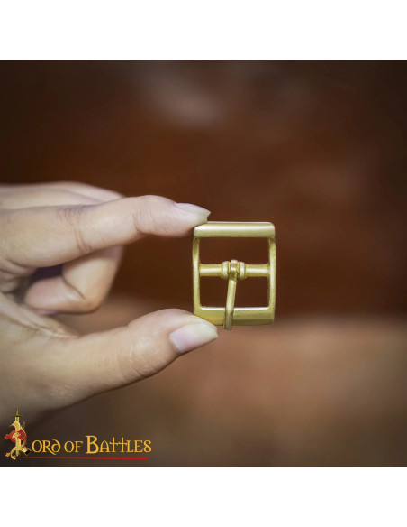 Fivela medieval pequena em latão...