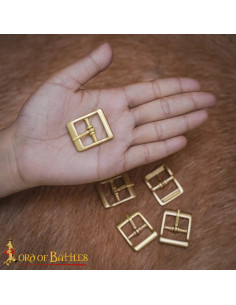 Fivela medieval pequena em latão maciço (3,3x2,6 cm). 2
