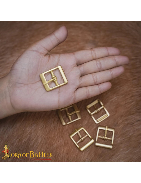 Fivela medieval pequena em latão...