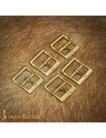 Fivela medieval pequena em latão...