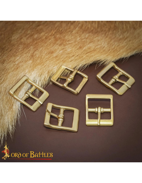 Fivela medieval pequena em latão...