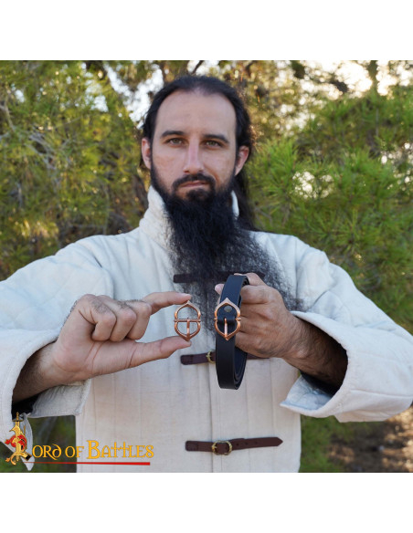 Cinto medieval em couro com fivela de...