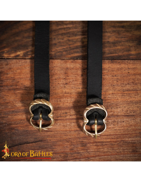 Jarretas medievais em couro preto...