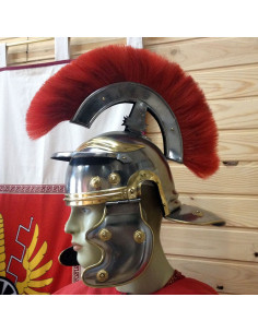 Capacete de centurião romano com pluma frontal