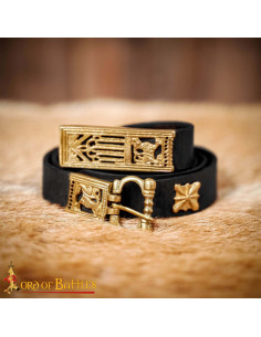 Cinto medieval em couro negro com adornos em latão,...