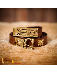 Cinturão medieval de couro marrom com adornos de latão,...