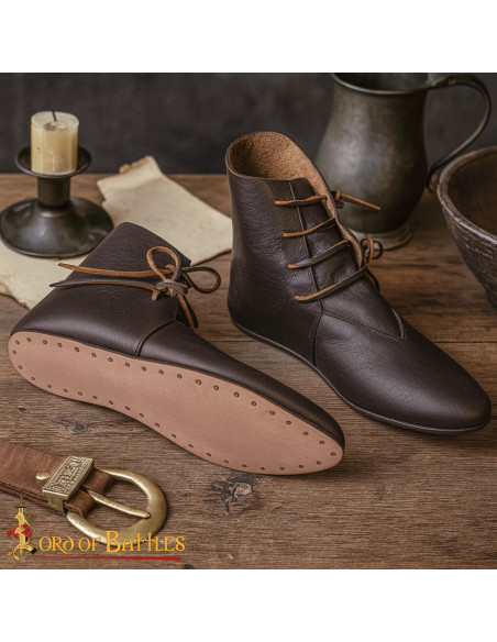 Botins medievais de couro marrom com...