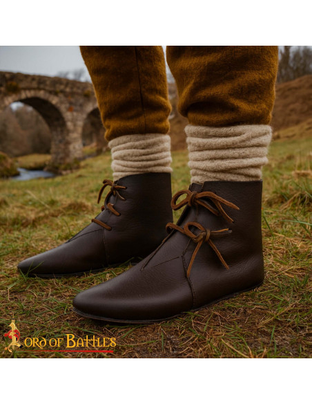 Botins medievais de couro marrom com...