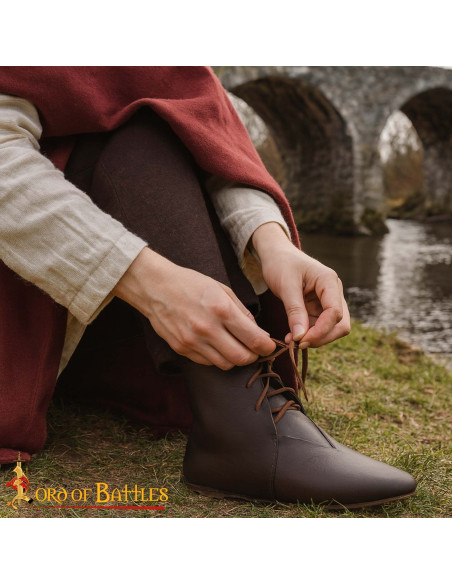 Botins medievais de couro marrom com...