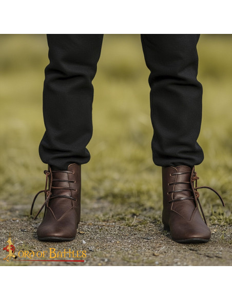 Botins medievais de couro marrom com...