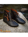 Botins medievais em couro preto com cadarços laterais