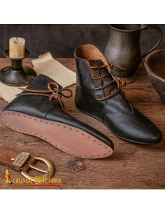 Botins medievais em couro preto com cadarços laterais 2