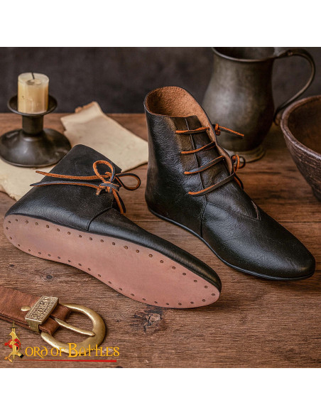 Botins medievais em couro preto com...
