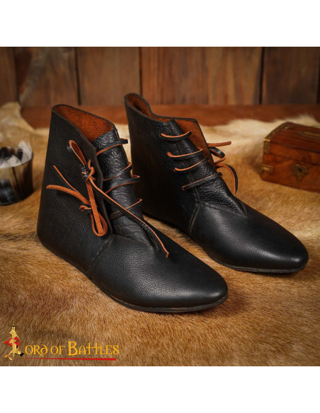 Botins medievais em couro preto com...
